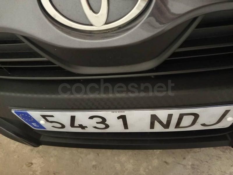 Usado Toyota Yaris Hybrid Active 116 CV (85 kW) 2025 Gris / plata Berlina