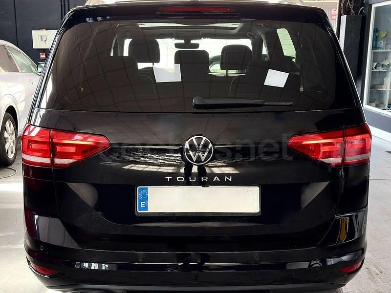 Usado VW Touran Advance 150 CV (110 kW) 2022 Negro Monovolumen