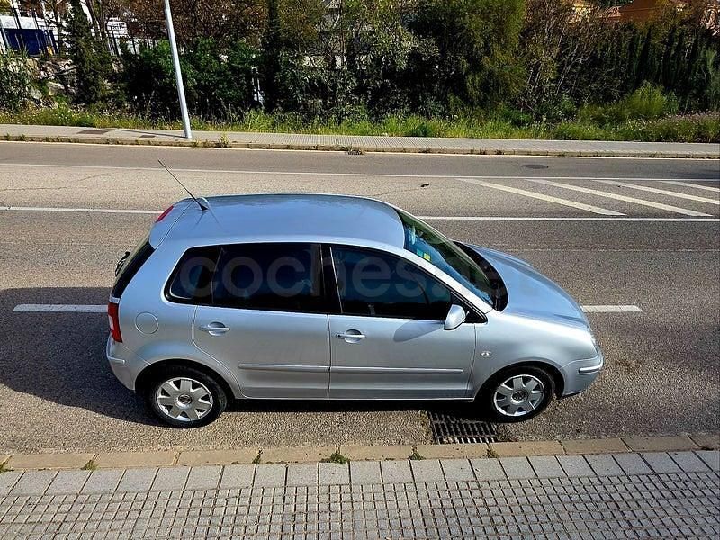 Usado VW Polo Trendline 64 CV (47 kW) 2002 Gris / plata Berlina