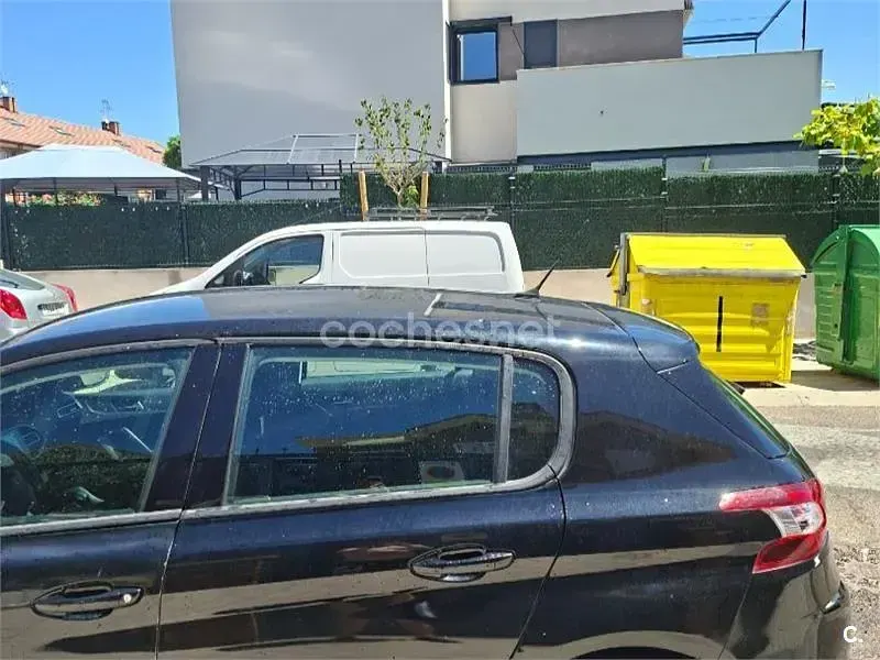 Usado Peugeot 308 Active 115 CV (84 kW) 2015 Negro Berlina