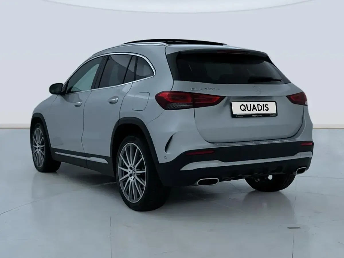 Usado Mercedes GLA250 218 CV (160 kW) 2022 Gris plata SUV
