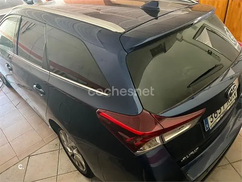 Usado Toyota Auris Hybrid Business Edition 136 CV (100 kW) 2017 Azul Familiar