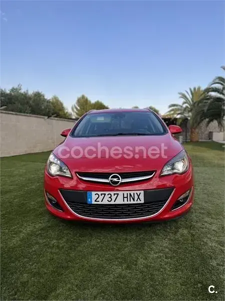 Usado Opel Astra Sportive 165 CV (121 kW) 2014 Rojo Familiar