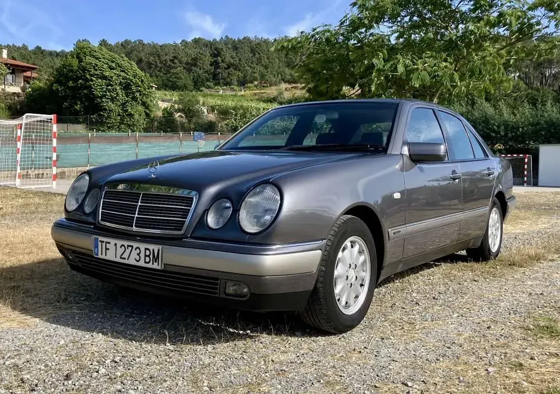 Usado Mercedes E230 Elegance 150 CV (110 kW) 1997 Gris Berlina