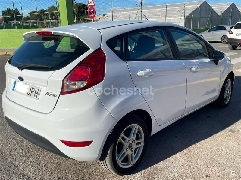 Usado Ford Fiesta Trend 82 CV (60 kW) 2016 Blanco Utilitario