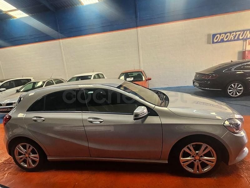 Usado Mercedes A180 122 CV (89 kW) 2017 Gris Utilitario