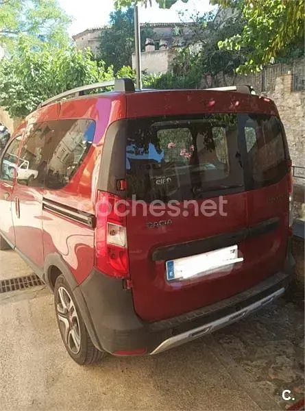 Usado Dacia Dokker Stepway 95 CV (69 kW) 2019 Granate Monovolumen