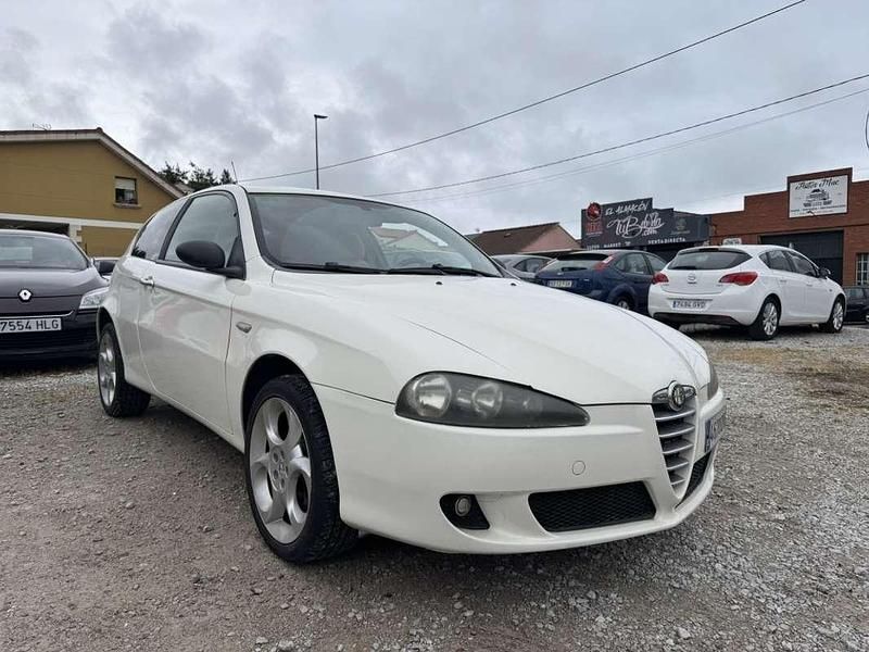 Usado Alfa Romeo 147 Distinctive 105 CV (77 kW) 2005 Blanco Utilitario