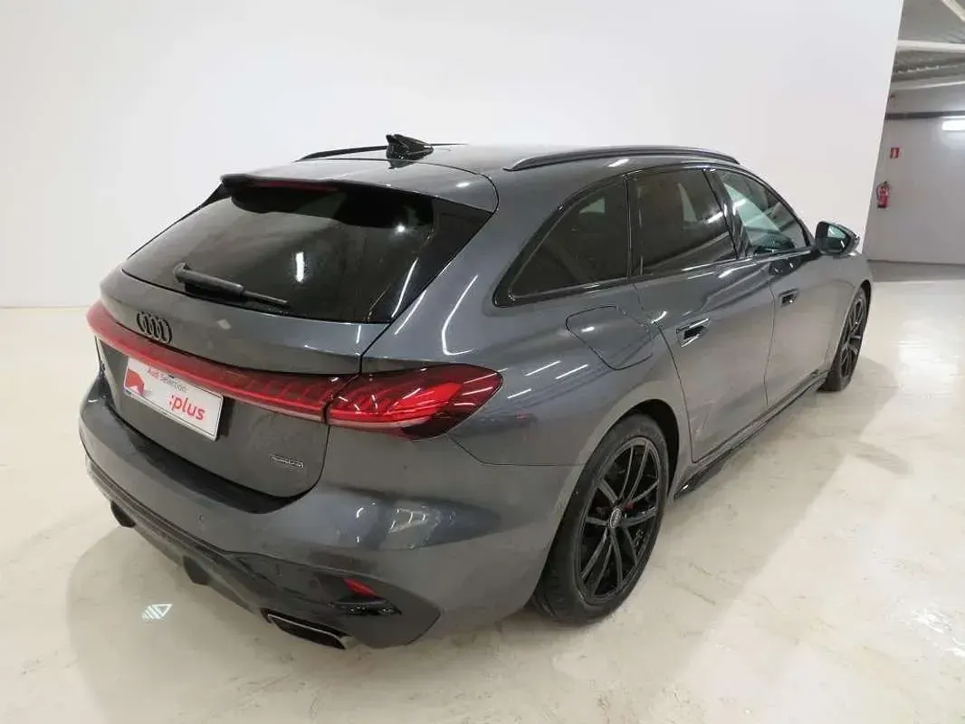 Usado Audi A5 204 CV (150 kW) 2025 Gris Familiar