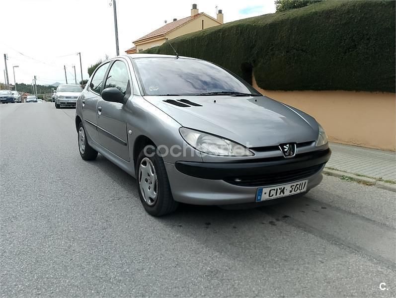 Usado Peugeot 206 75 CV (55 kW) 2003 Gris / plata Berlina