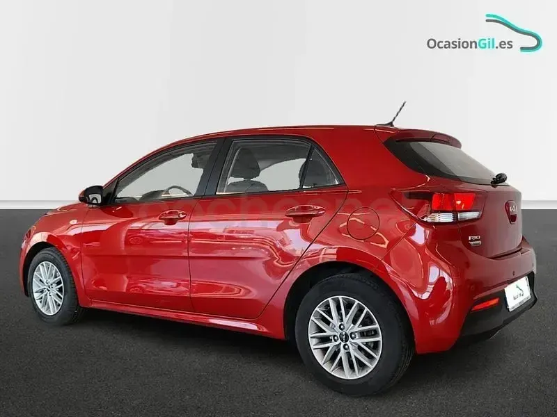 Usado Kia Rio 100 CV (73 kW) 2022 Rojo Berlina