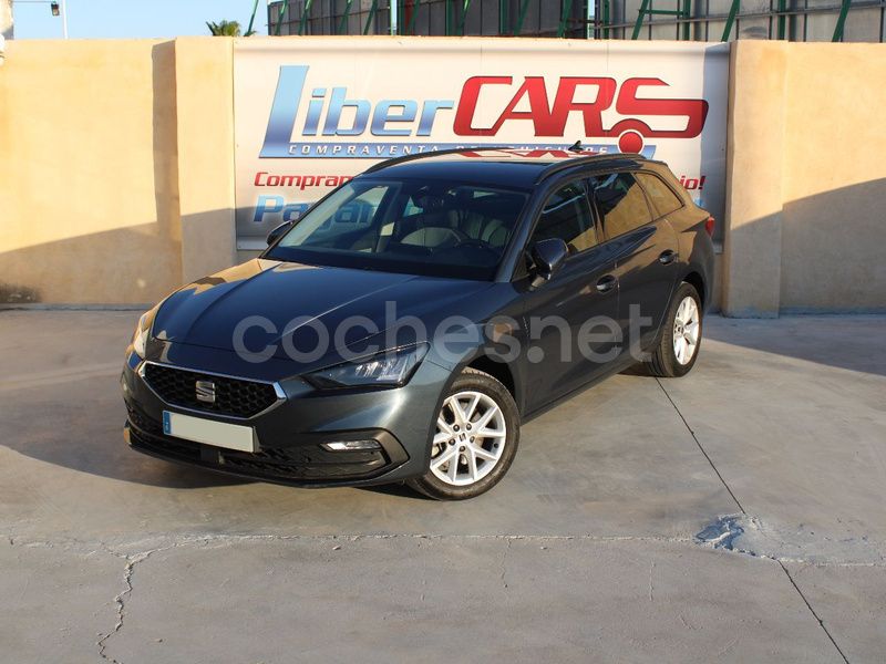 Usado Seat Leon Style 150 CV (110 kW) 2021 Gris / plata Familiar
