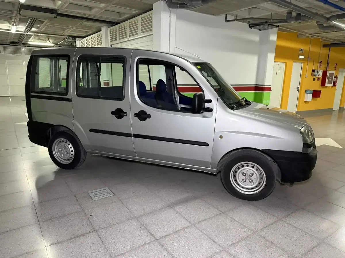 Usado Fiat Doblò Dynamic 70 CV (51 kW) 2004 Gris Monovolumen
