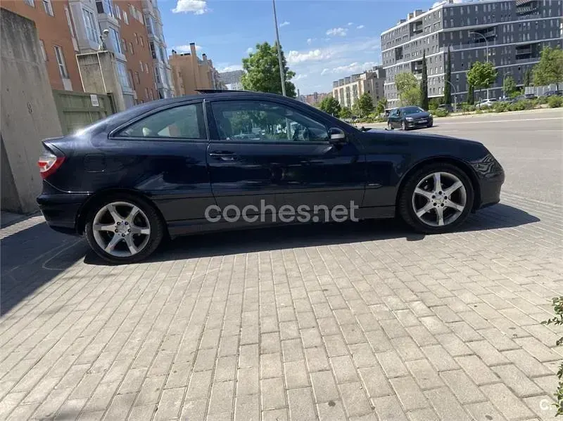 Usado Mercedes C180 Sport Edition 143 CV (105 kW) 2007 Azul Berlina