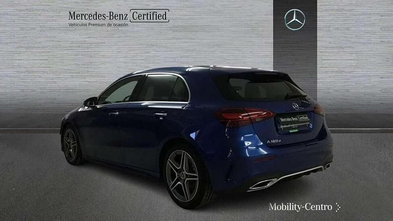 Usado Mercedes A180 109 CV (80 kW) 2024 Azul Utilitario