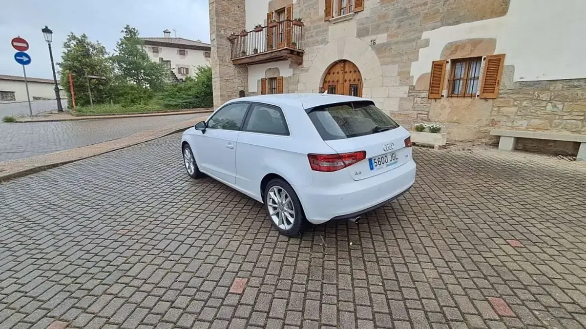 Usado Audi A3 Ambiente 110 CV (80 kW) 2015 Blanco Utilitario