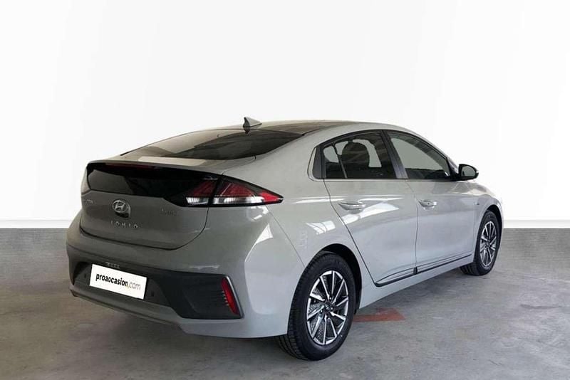Usado Hyundai Ioniq 100 kW (136 CV) 2022 Gris Utilitario