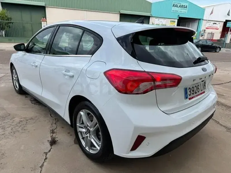 Usado Ford Focus Trend 120 CV (88 kW) 2021 Blanco Berlina