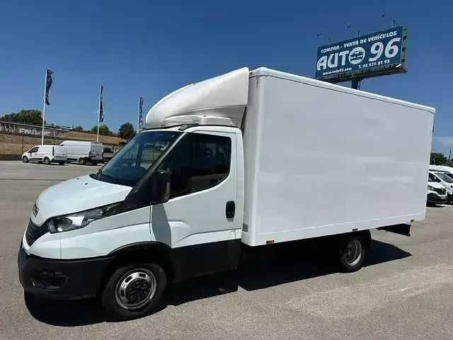 Usado Iveco Daily 156 CV (114 kW) 2024 Blanco Berlina