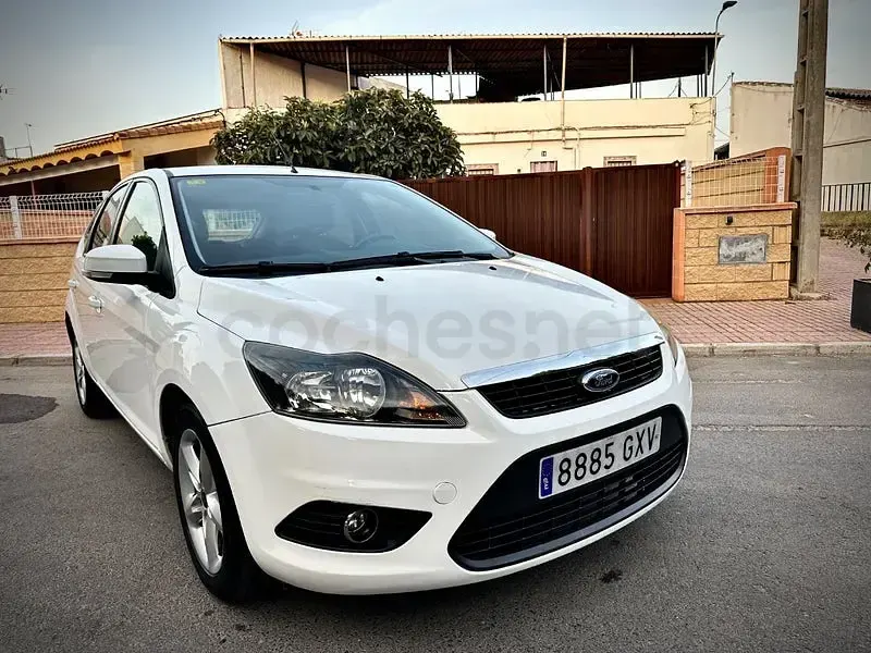 Usado Ford Focus Trend 109 CV (80 kW) 2010 Blanco Berlina