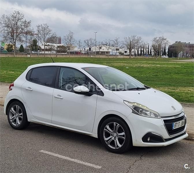 Usado Peugeot 208 Active 82 CV (60 kW) 2015 Blanco Utilitario