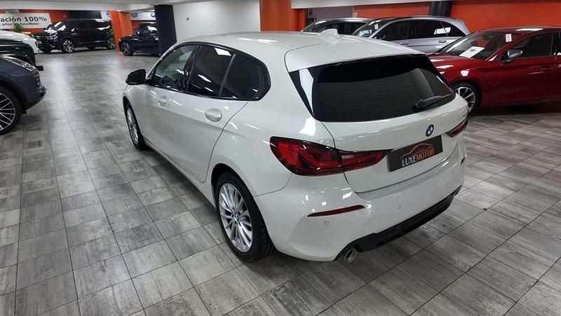 Usado BMW 118 Sport Line 136 CV (100 kW) 2020 Blanco Utilitario