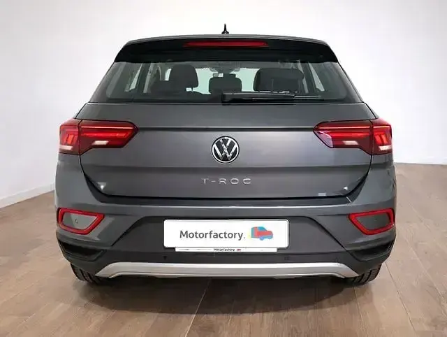 Usado VW T-Roc 110 CV (80 kW) 2024 Gris / plata SUV