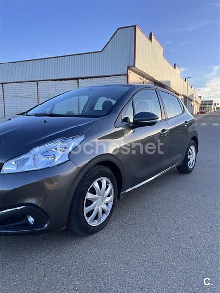 Usado Peugeot 208 Active 75 CV (55 kW) 2015 Gris / plata Utilitario