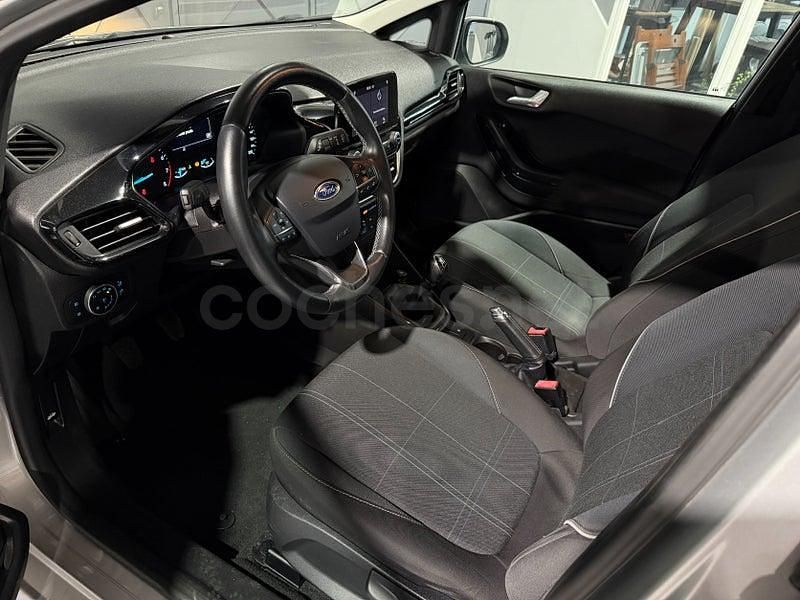 Usado Ford Fiesta Active 85 CV (62 kW) 2018 Gris / plata Utilitario