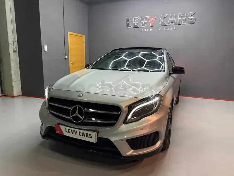 Usado Mercedes GLA220 AMG line 177 CV (130 kW) 2016 Gris / plata SUV