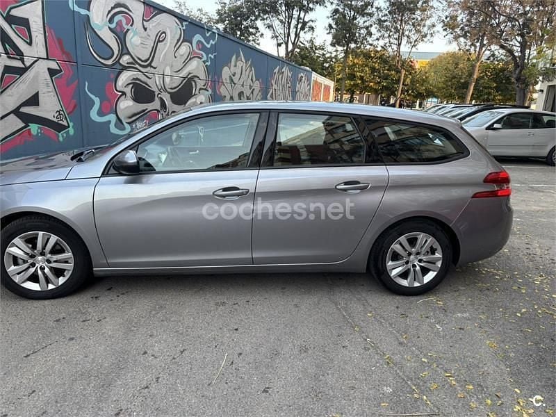 Usado Peugeot 308 SW Allure 130 CV (95 kW) 2021 Gris / plata Familiar