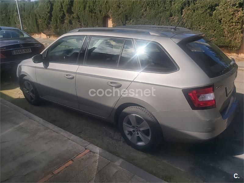 Usado Skoda Fabia Ambition 75 CV (55 kW) 2016 Amarillo Familiar