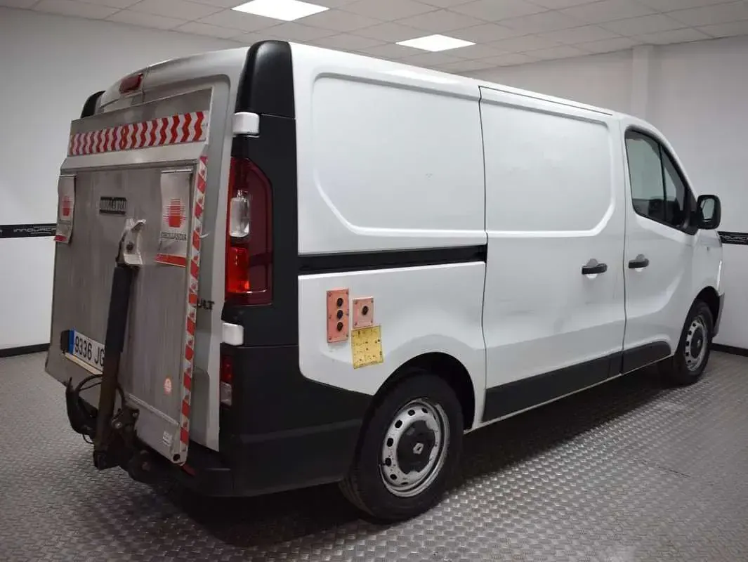 Usado Renault Trafic 114 CV (83 kW) 2015 Blanco Monovolumen