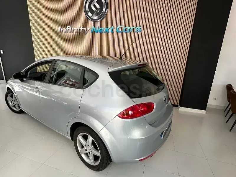 Usado Seat Leon Style 105 CV (77 kW) 2010 Gris / plata Utilitario