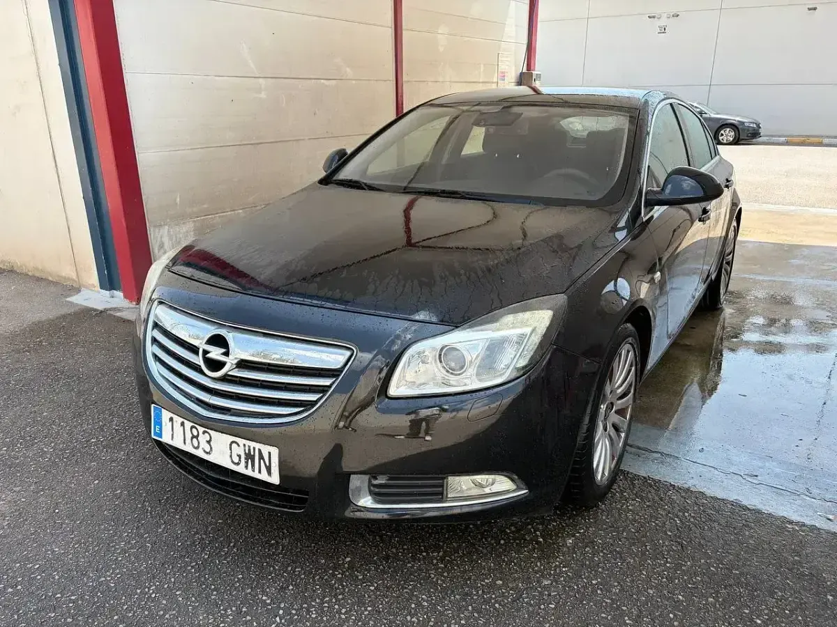 Usado Opel Insignia Cosmo 160 CV (117 kW) 2010 Negro Berlina