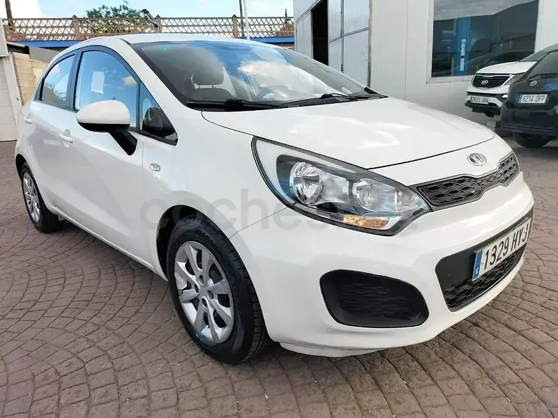 Usado Kia Rio 85 CV (62 kW) 2014 Blanco Berlina