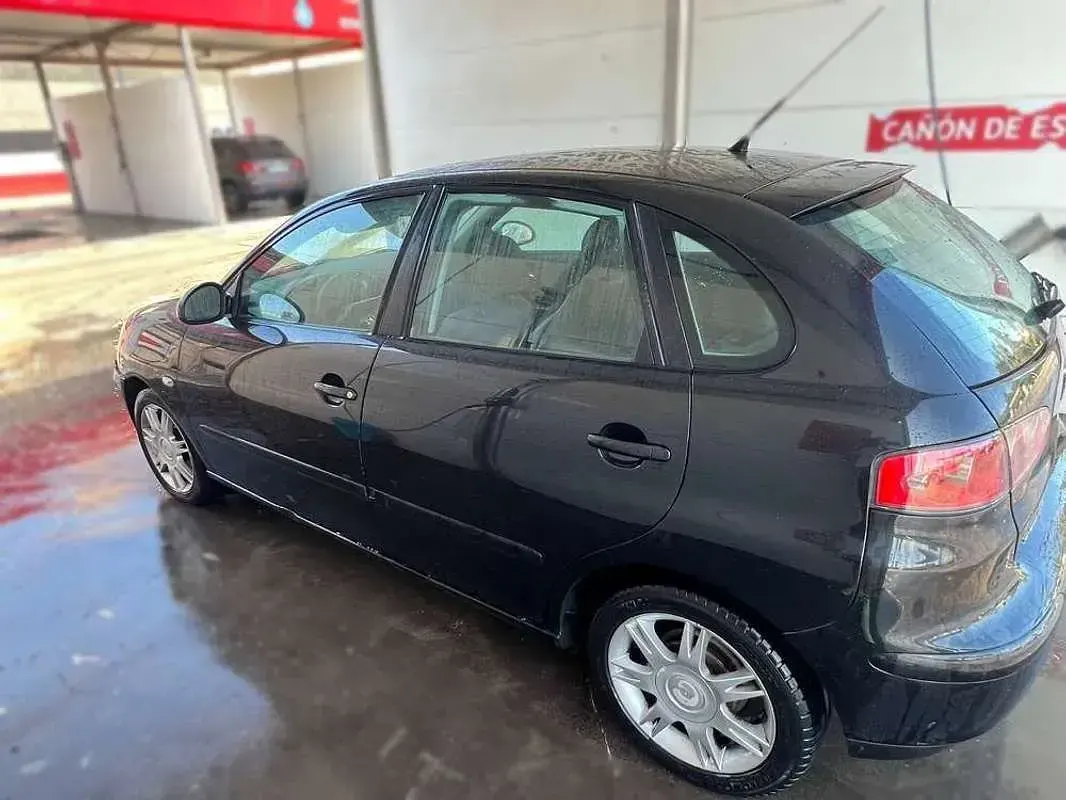 Usado Seat Ibiza Reference 75 CV (55 kW) 2005 Negro Utilitario