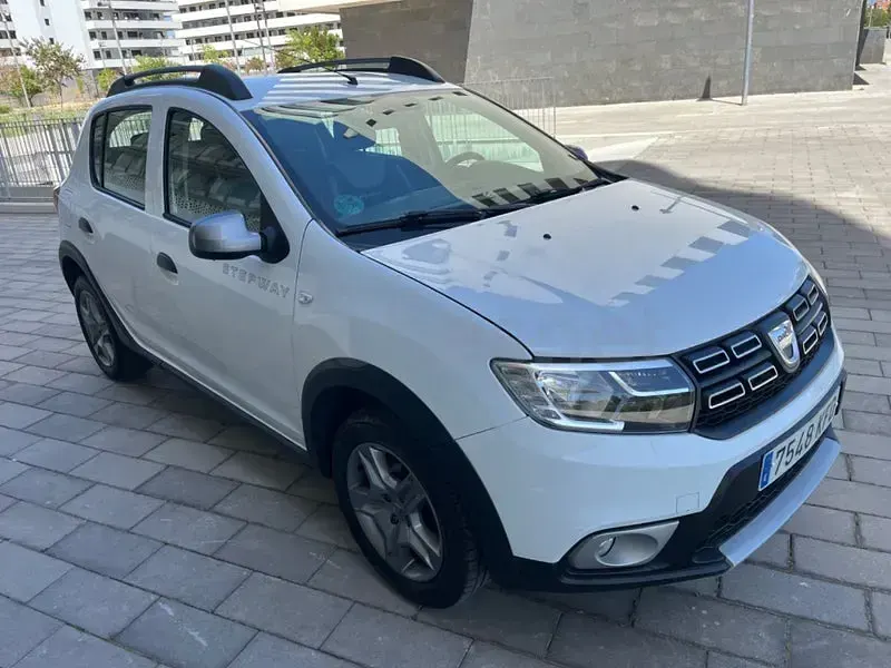 Usado Dacia Sandero Comfort 90 CV (66 kW) 2018 Blanco Berlina