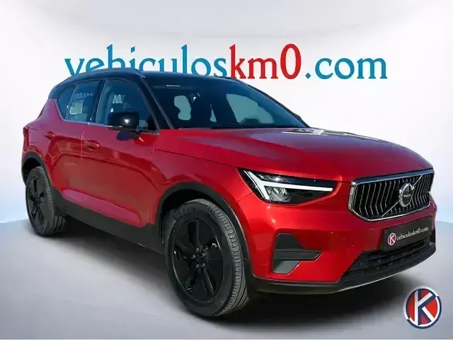 Käytetty Volvo XC40 Core 211 HP (155 kW) 2023 Punainen Katumaasturi