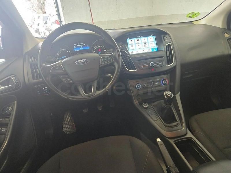 Usado Ford Focus Trend 100 CV (73 kW) 2016 Gris / plata Berlina