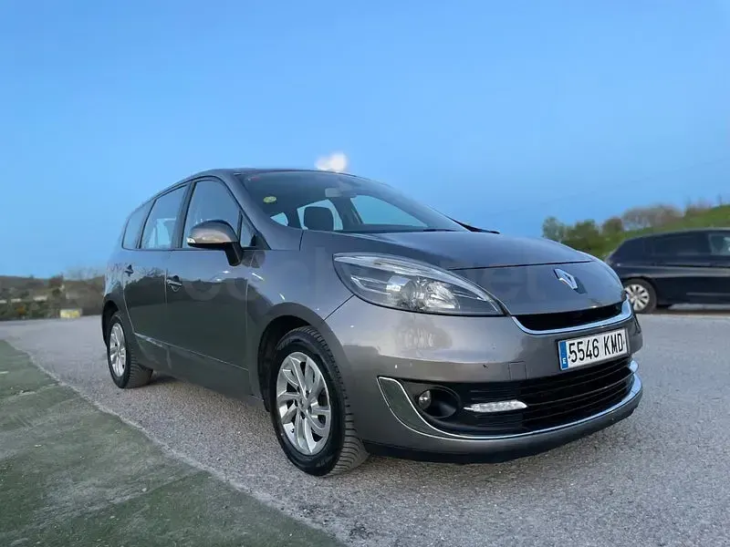Usado Renault Grand Scénic III Dynamique 110 CV (80 kW) 2013 Gris / plata Monovolumen