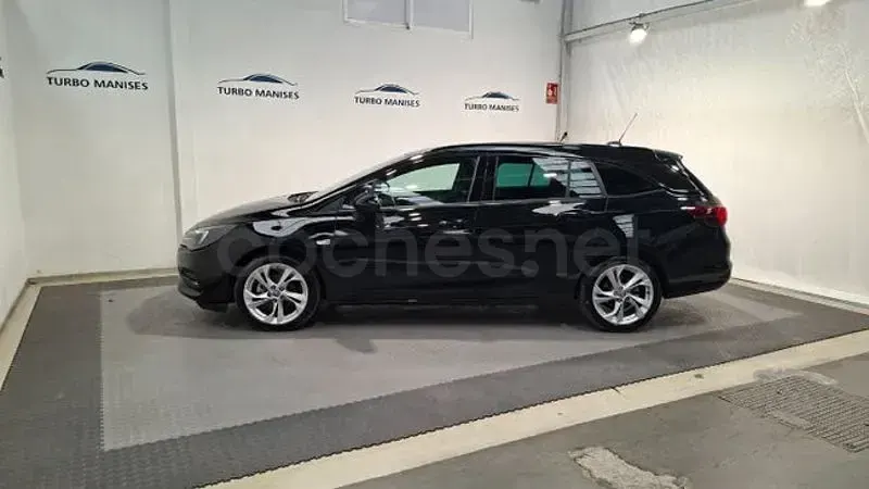 Usado Opel Astra Ultimate 145 CV (106 kW) 2021 Negro Familiar