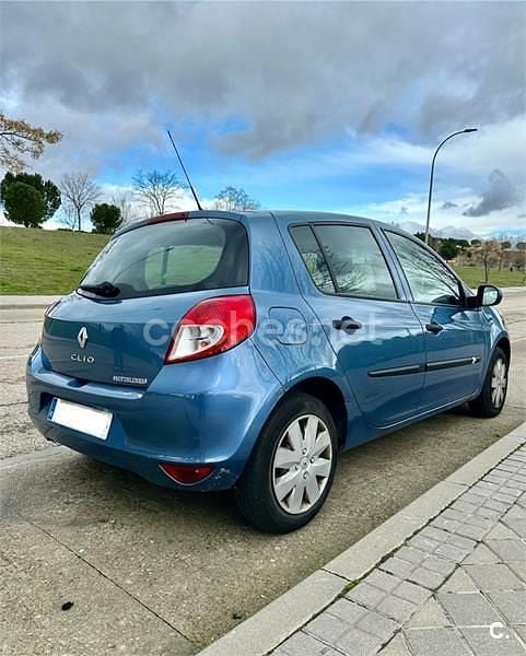 Usado Renault Clio II 75 CV (55 kW) 2010 Azul Berlina