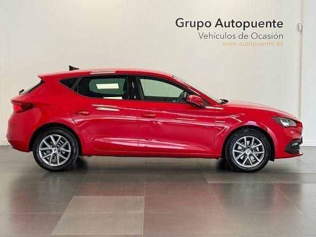 Usado Seat Leon Style 150 CV (110 kW) 2022 Rojo Berlina
