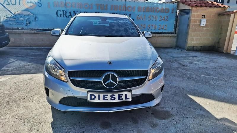 Usado Mercedes A180 110 HP (80 kW) 2017 Cinzento Citadino