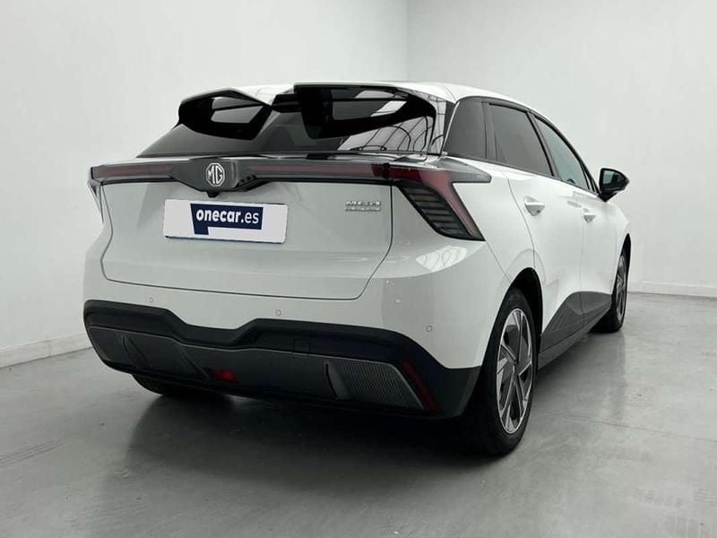 Usado MG MG4 EV Luxury 150 kW (204 CV) 2023 Blanco w&b Utilitario