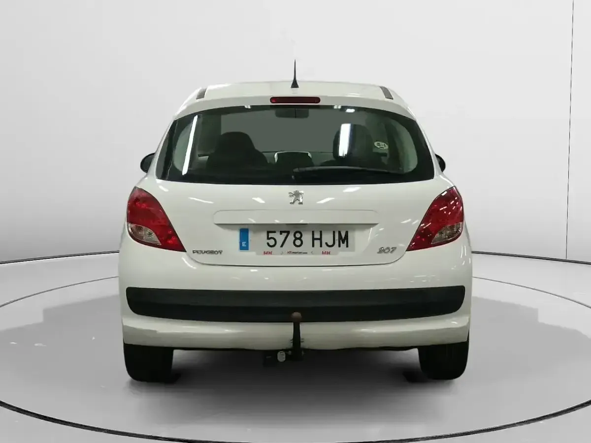 Usado Peugeot 207 Active 70 CV (51 kW) 2012 Blanco Berlina