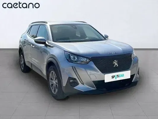 Usado Peugeot 2008 Style 100 CV (73 kW) 2021 Gris / plata SUV
