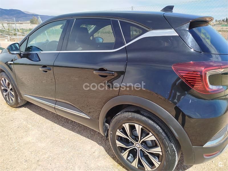 Używany Renault Captur Techno 90 KM (66 kW) 2022 Czarny SUV
