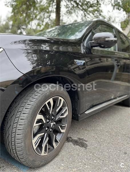 Usado Mitsubishi Outlander P-HEV 224 CV (164 kW) 2018 Negro SUV